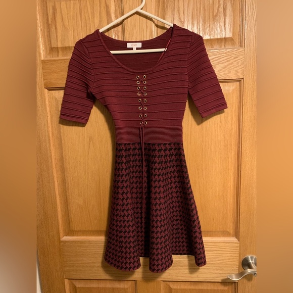 Candies Maroon Rayon Round Neck 3/4 Sleeve Knee Length Sweater Dress Size S - Picture 4 of 6